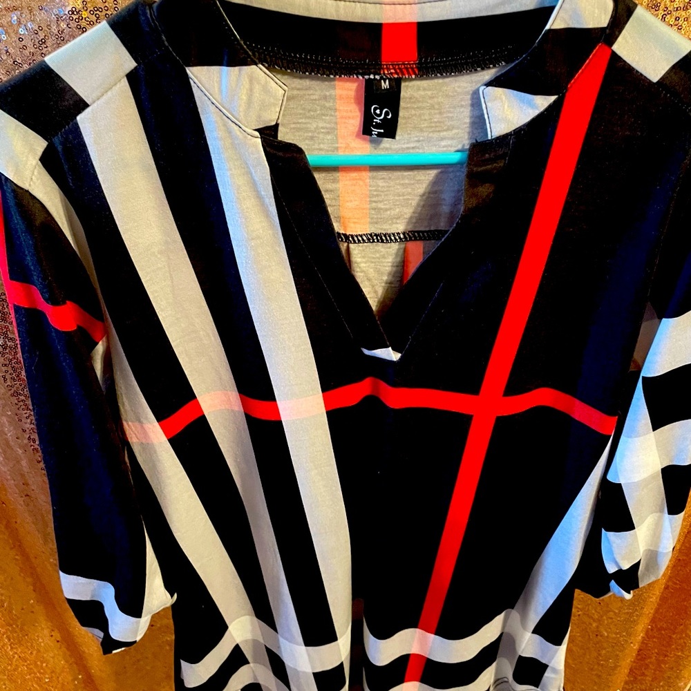 Never worn, only tried on. Long sleeve pattern shirt